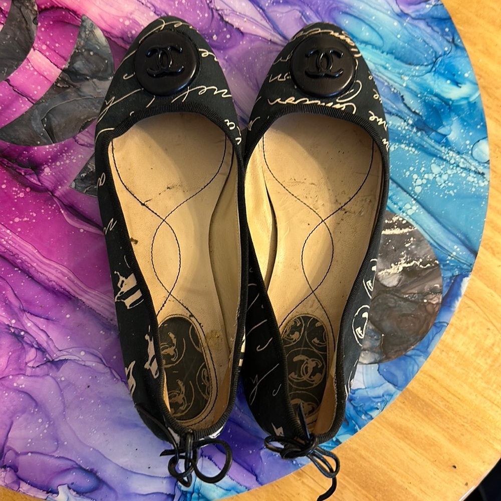 Chanel size 9 Black Patterned Ballet Flats with Black CC logo